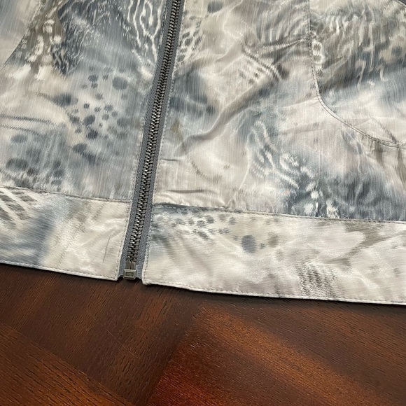 Zenergy by Chico’s women’s gray / multi color metalic Animal print windbreaker - Picture 6 of 6